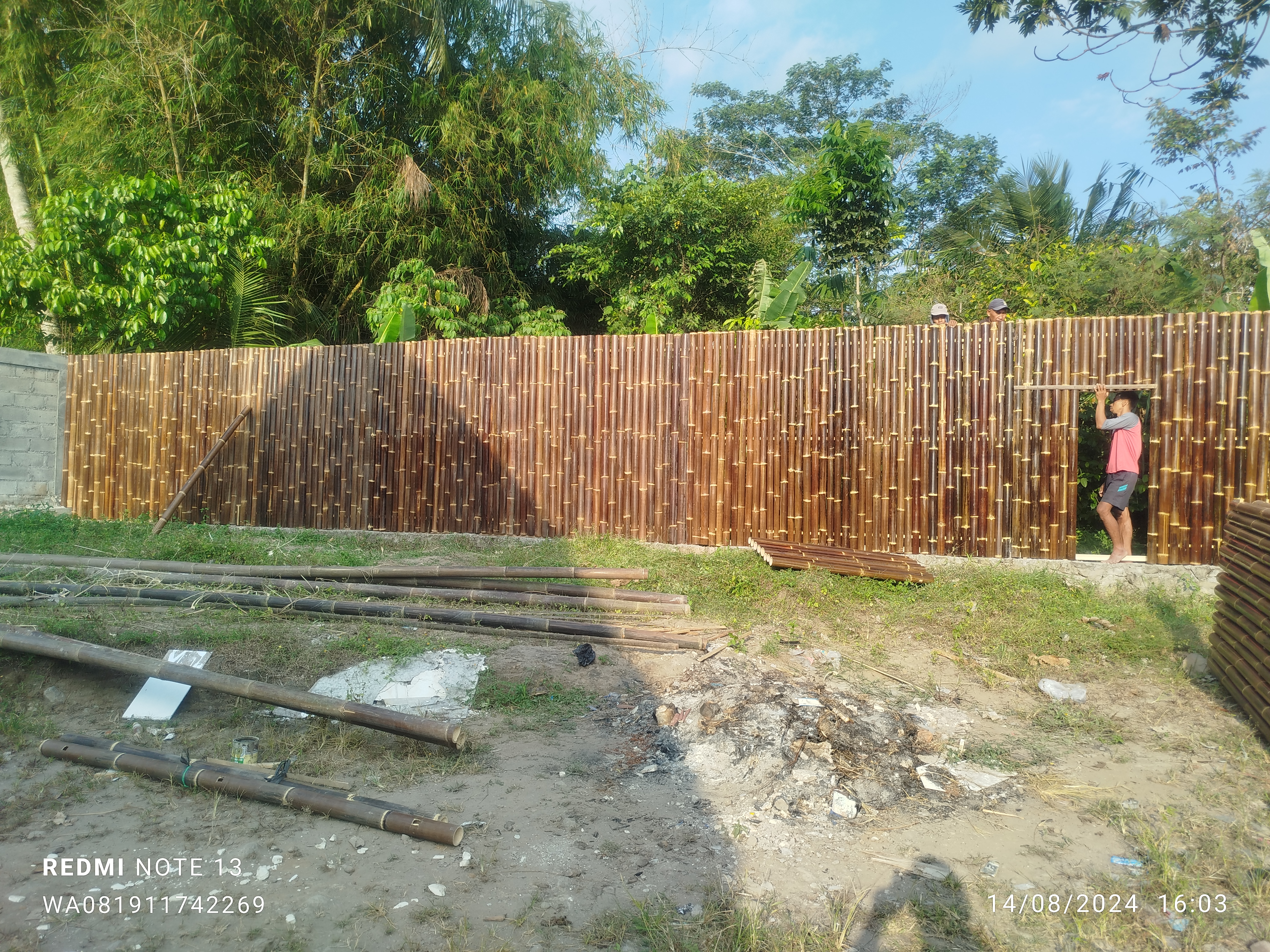 Pagar bambu wulung yang sederhana namun terlihat elegan