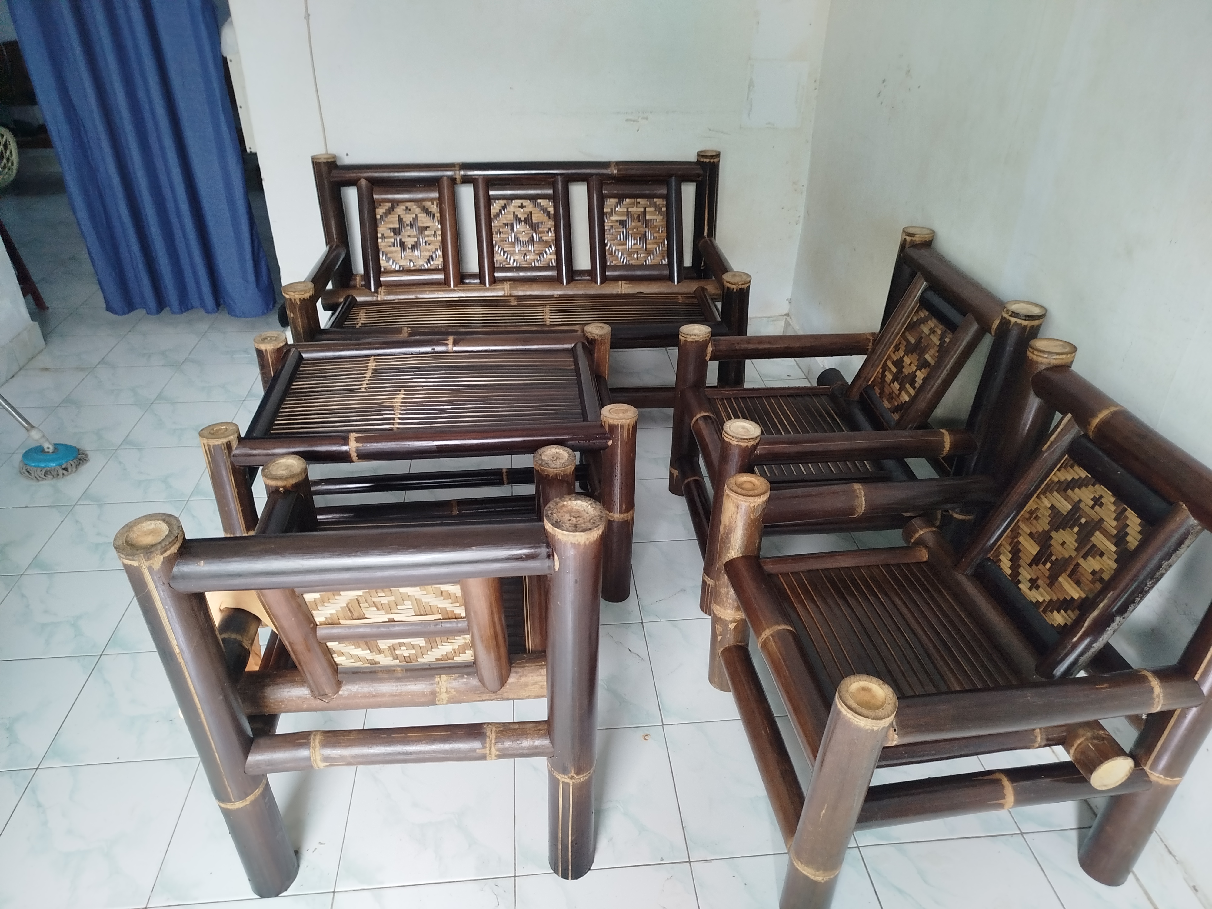 Meja kursi bambu terdekat