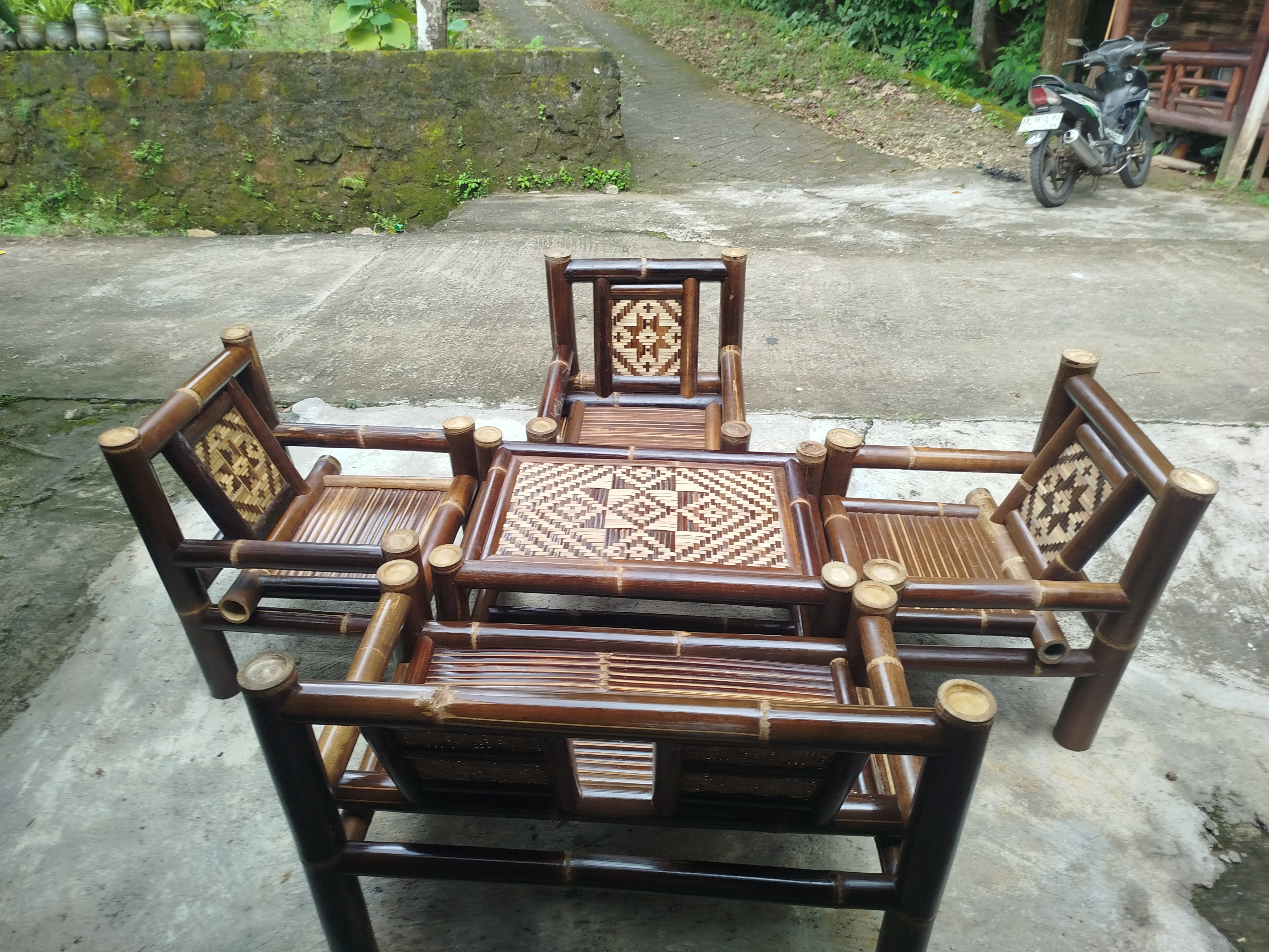 Kursi dan meja bambu minimalis